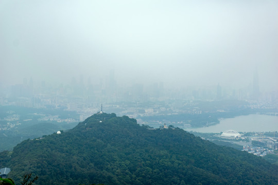 紫金山俯瞰烟雨中南京城