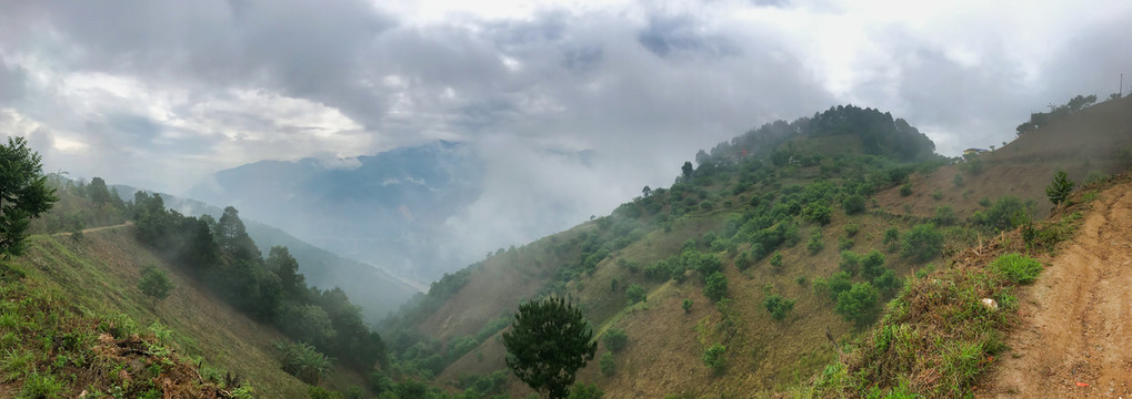 云雾中的大山自然全景