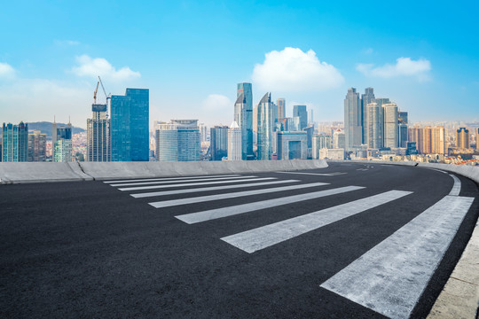 公路弯道和建筑群背景