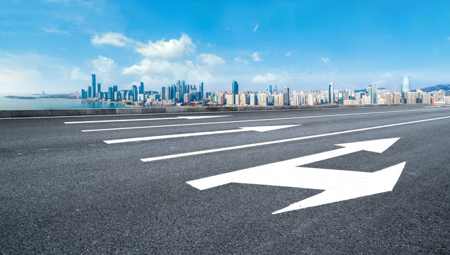 前进的道路和城市景观