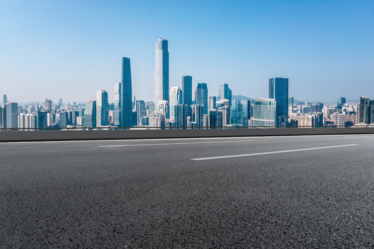 沥青地面和建筑群背景