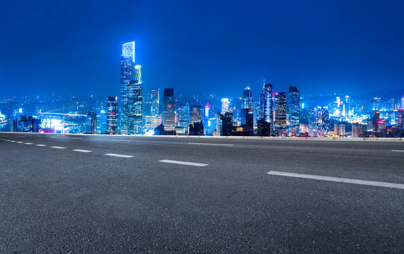 沥青地面和金融区夜景