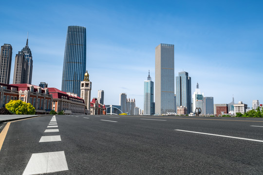 道路地面和城市建筑群背景