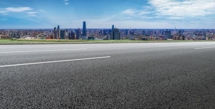 道路地面和城市建筑群背景