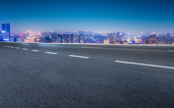 沥青公路和城市建筑夜景