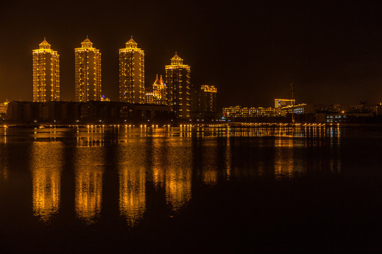 城市夜晚高楼大厦河流倒影