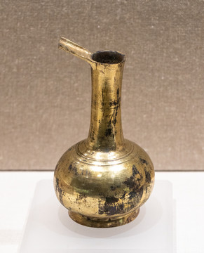 北齐鎏金铜带流瓶