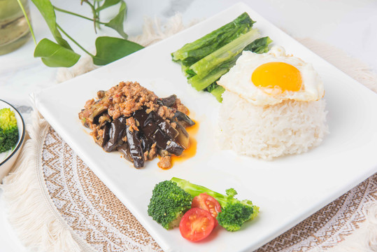 茄子肉沫煎蛋饭