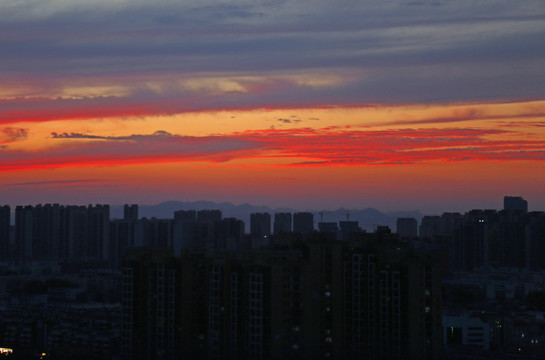 城市晚霞火烧云
