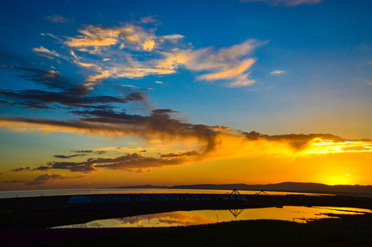 青海湖夕阳日出