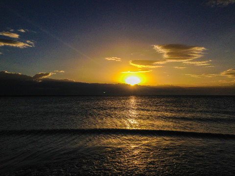 青海湖夕阳日出