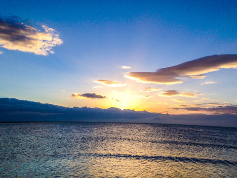 湖面夕阳海上日出