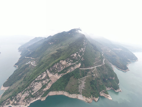 航拍三峡大坝牛肝马肺峡山峰