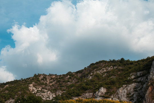 云过山川