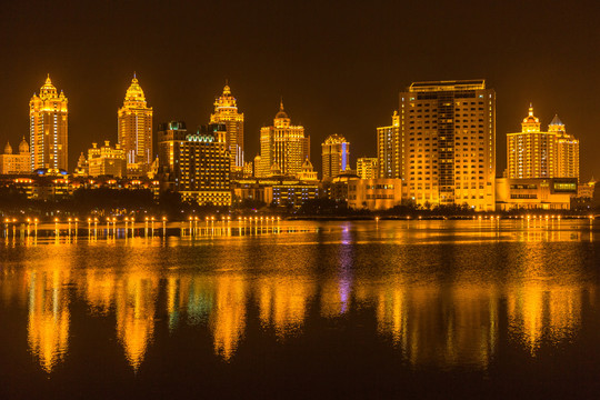 夜晚城市河流高楼大厦灯光