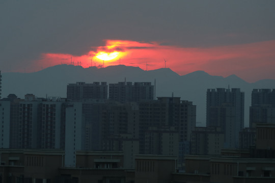 城市晚霞风车发电