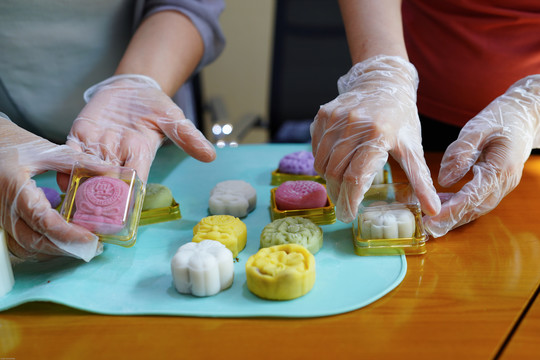 冰皮月饼制作过程传统食品