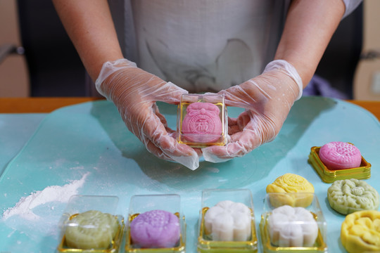 冰皮月饼制作过程传统食品