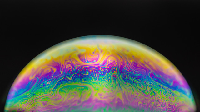 五颜六色的肥皂泡彩色流体图