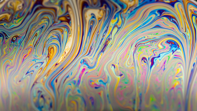 五颜六色的肥皂泡彩色流体图