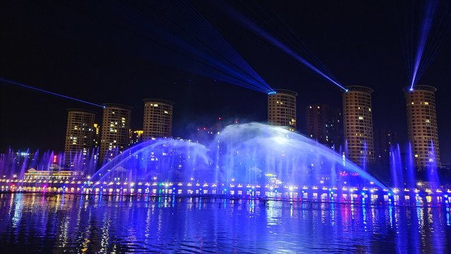 城市夜景喷泉