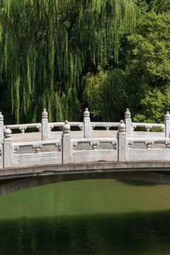 北京颐和园半壁桥旁石桥