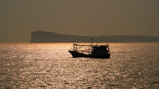 剪影夕阳逆光海面渔船