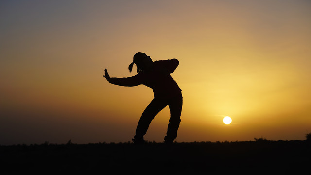 沙漠人物剪影之打个拳