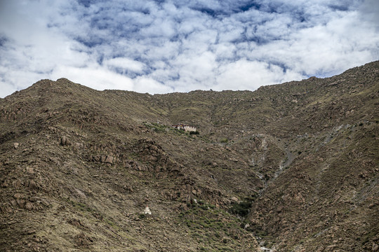 西藏拉萨郊区的山和寺庙