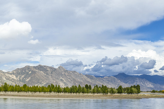 西藏拉萨雅鲁藏布江沿岸风光