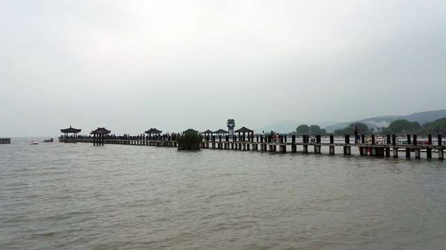 湖中观景台