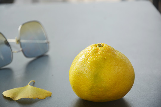 桌子上的一只橘子