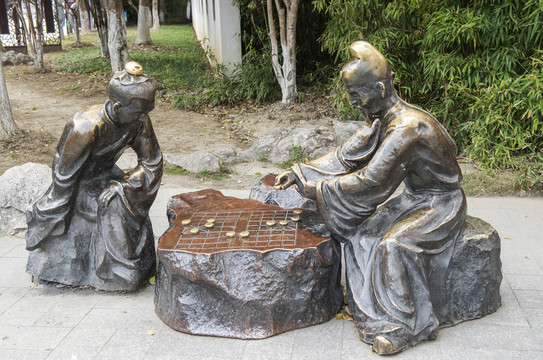 古代人下棋雕塑