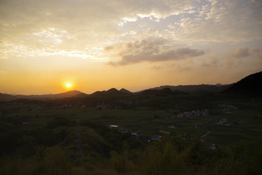 夕阳远山