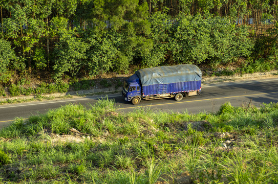 公路上的货车