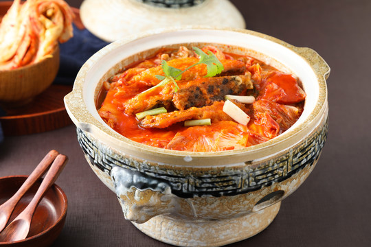 朝鲜泡菜焖三文鱼腩