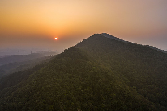 群山日出