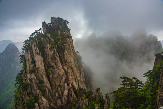 云雾山峦