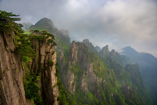 云雾山峦