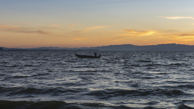 蓝天晚霞风浪与小船