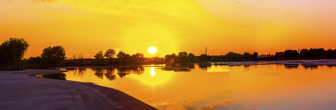 湖水夕阳风景