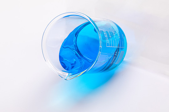 烧杯装蓝色液体倾斜