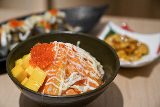 日本料理日料寿司三文鱼刺身