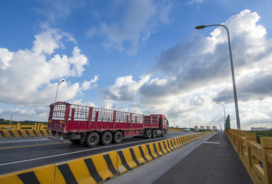 高速公路上的大货车