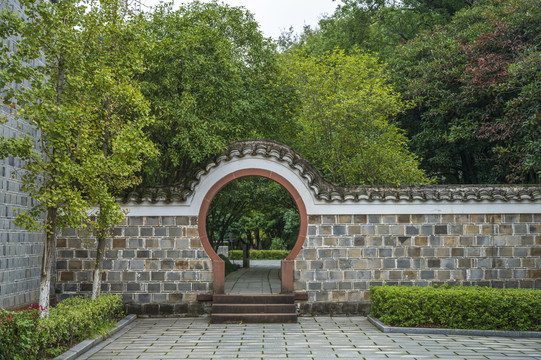 中式园林围墙及圆形拱门