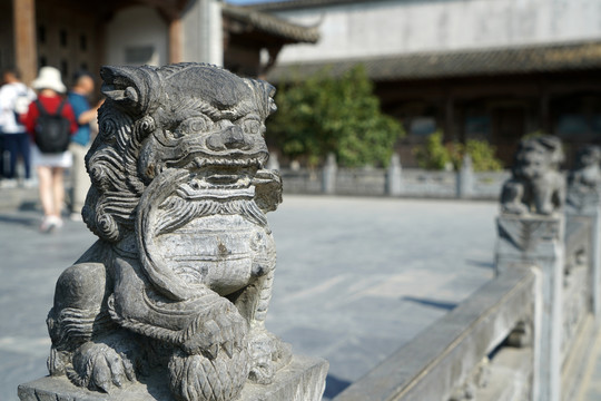 黄山宏村古建筑栏杆上的石狮子