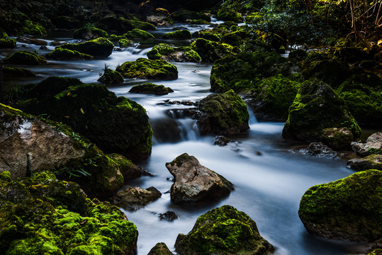 小溪流水