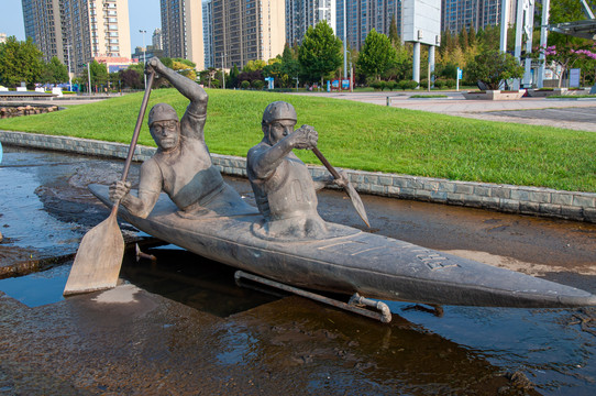 皮划艇赛艇运动雕塑