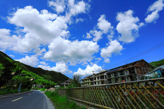 蓝天白云下的山村
