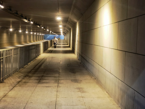 夜色中的隧道